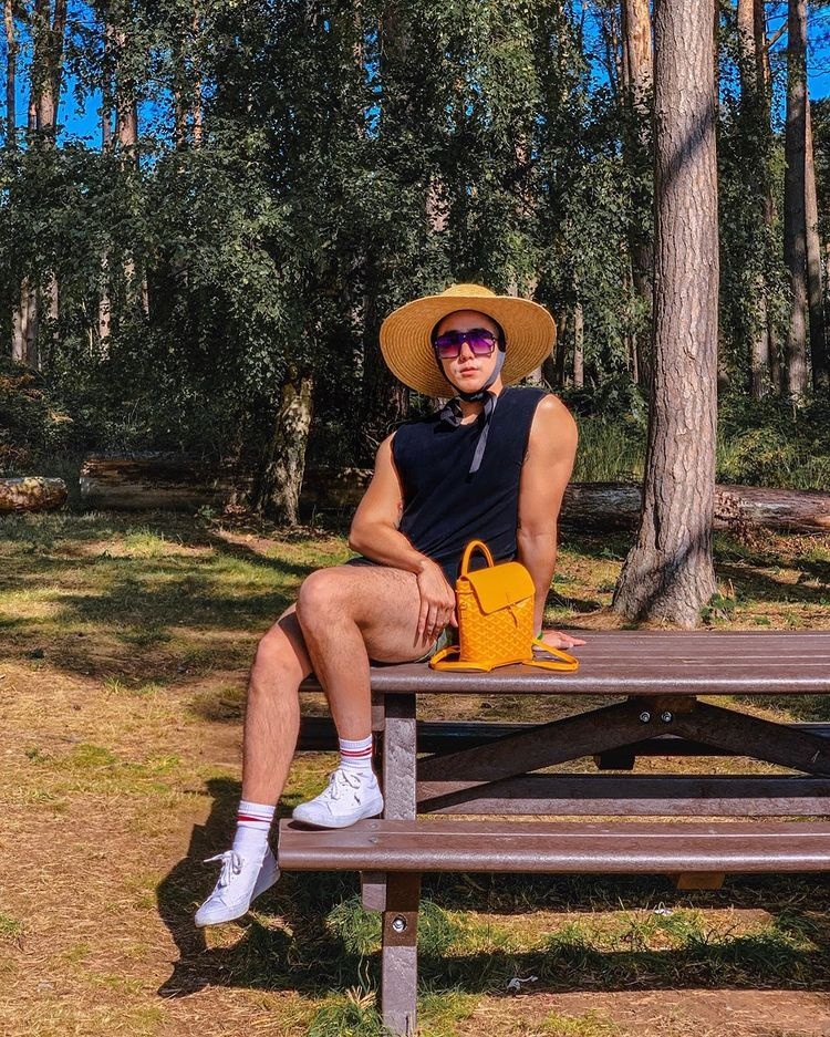 chang trai Thai mac vay anh 9