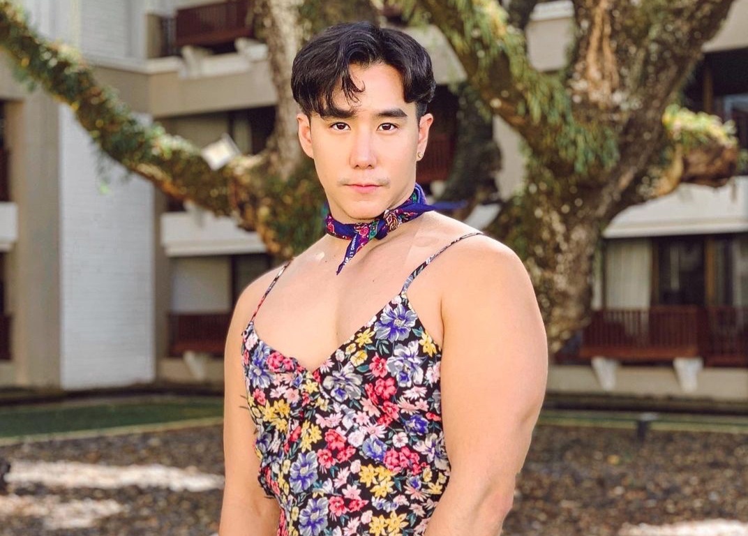 Chang trai co bap khong ngai mac vay ao nu tinh hinh anh