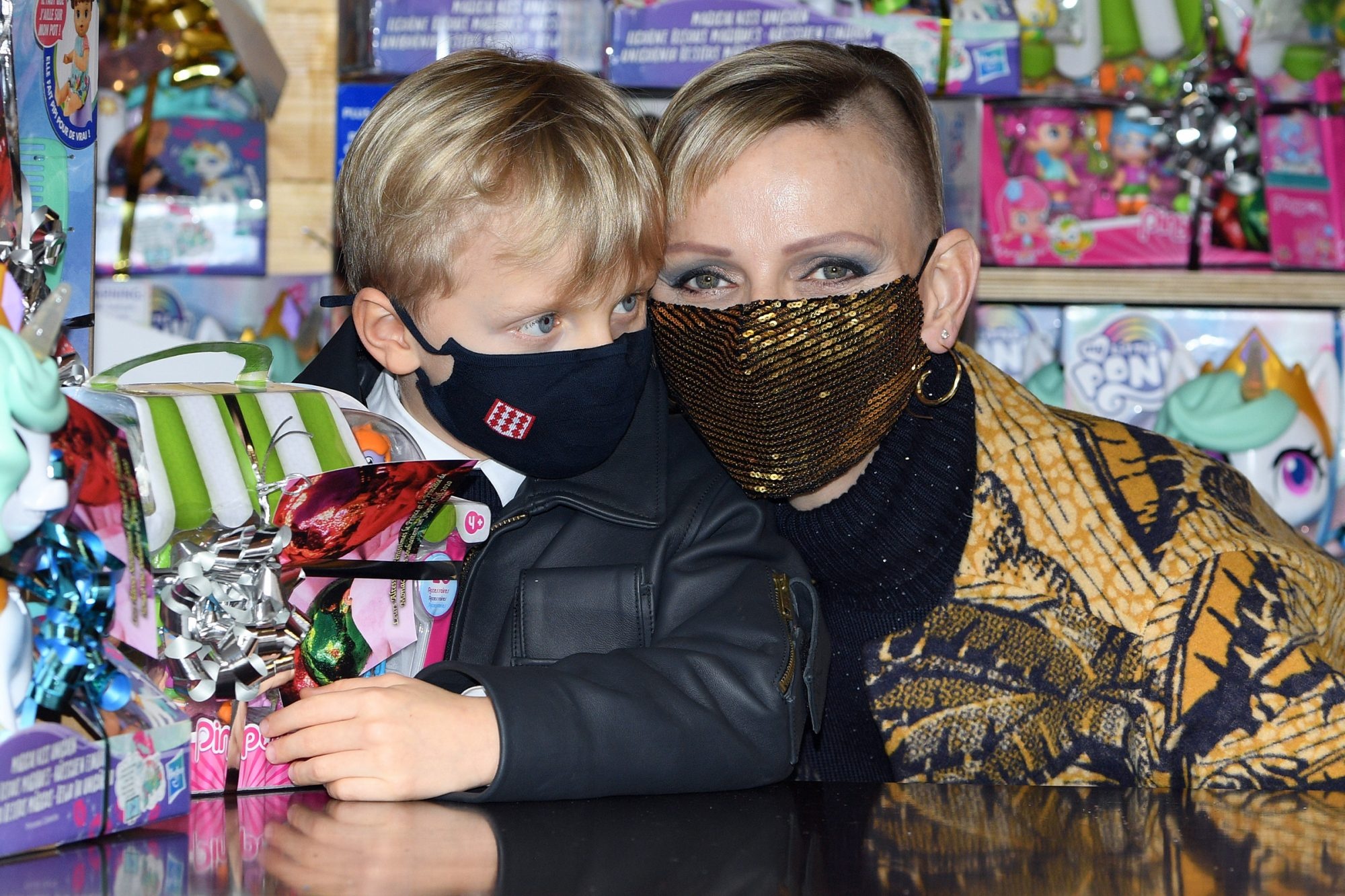 Cong nuong Monaco cat toc ngan anh 3