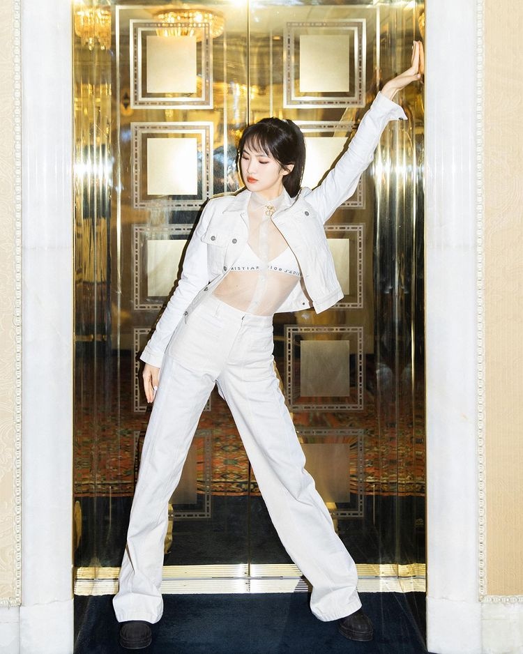 con gái tỷ phú Huawei làm người mẫu ảnh 17 con gai ty phu Huawei lam nguoi mau anh 17