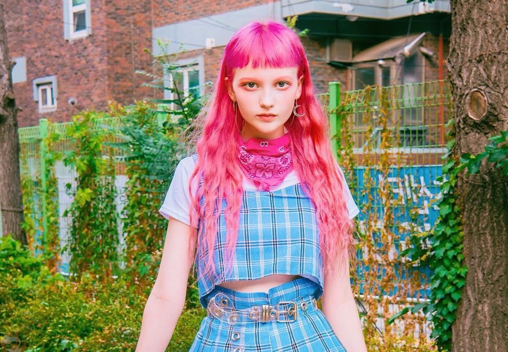 Co gai noi tieng nho thay doi mau toc moi tuan hinh anh