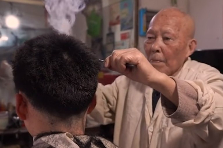 Cu ong cat toc bang thanh sat nong hinh anh