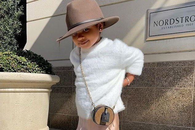 Con gai Khloe Kardashian deo tui Louis Vuitton 2.210 USD hinh anh