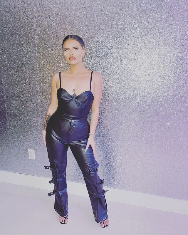 co gai khong mac do 2 lan anh 3