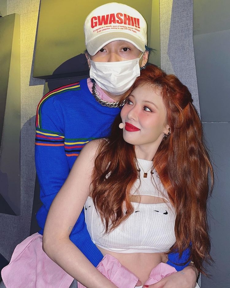 HyunA cắt tất làm croptop ảnh 1 HyunA cat tat lam croptop anh 1