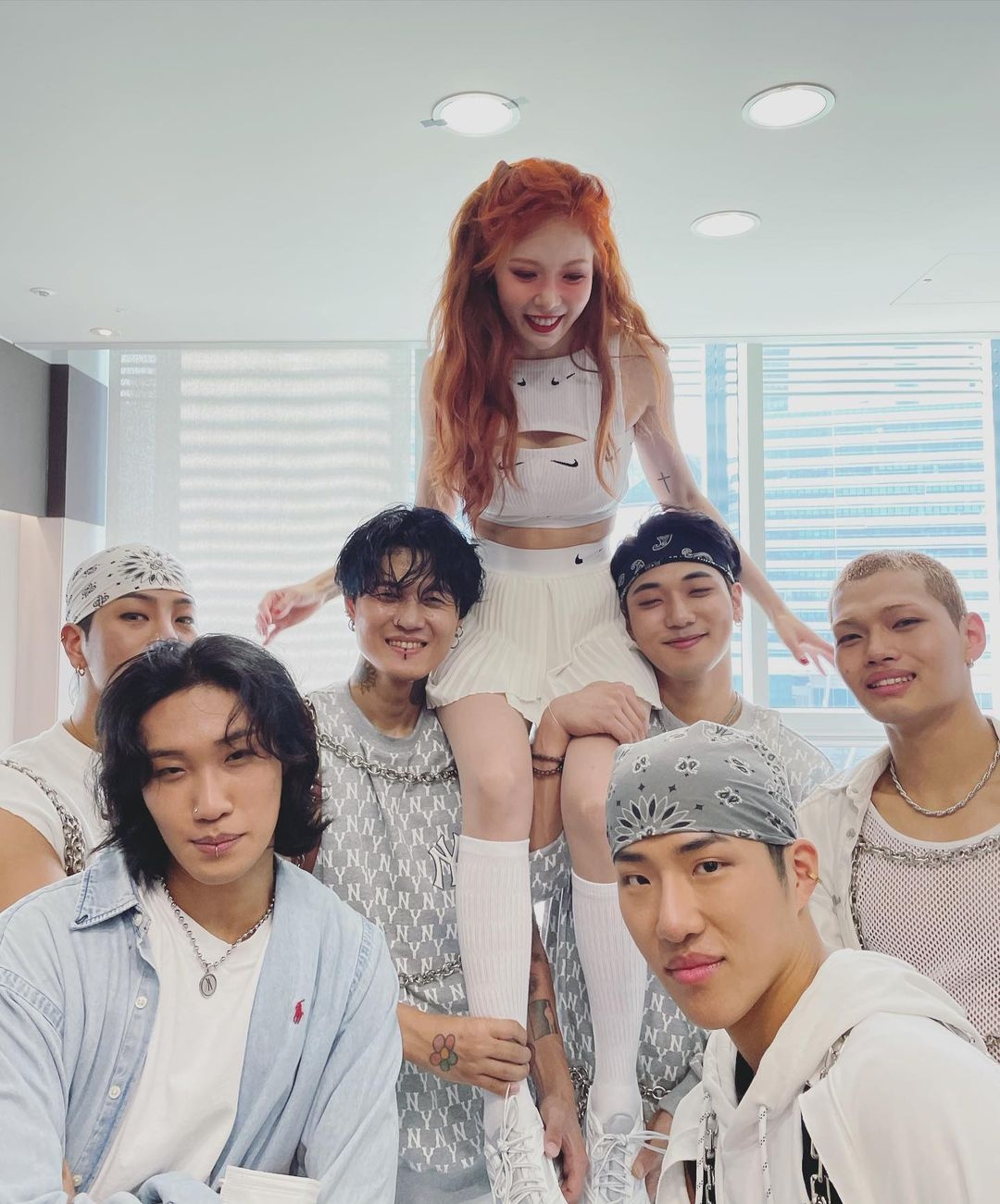 HyunA cắt tất làm croptop ảnh 2 HyunA cat tat lam croptop anh 2