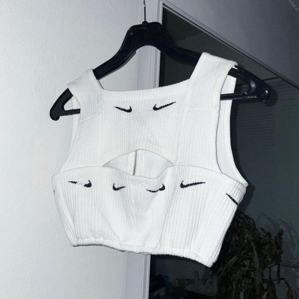 HyunA cắt tất làm croptop ảnh 3 HyunA cat tat lam croptop anh 3