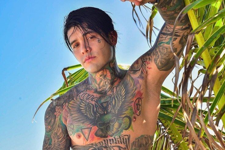 Nam nguoi mau bi chi trich vi thu di nang nguc hinh anh