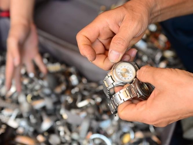 Ban dao dong ho cu gia chuc trieu dong tai Sai Gon hinh anh