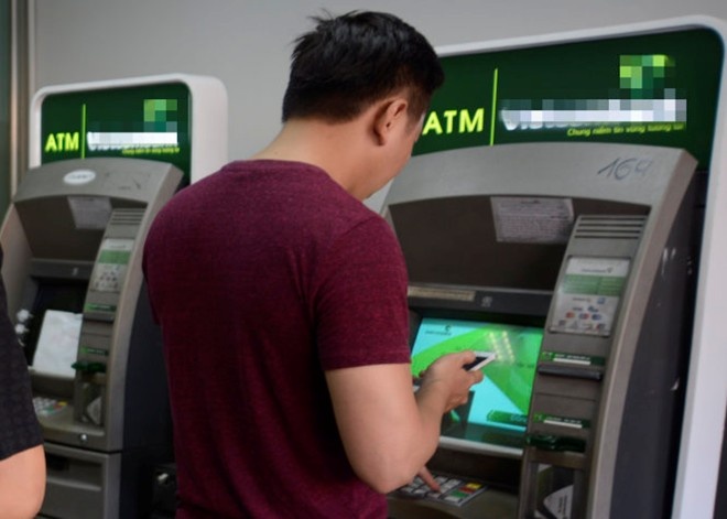 Nhieu vu tien trong the ATM bong bien mat hinh anh