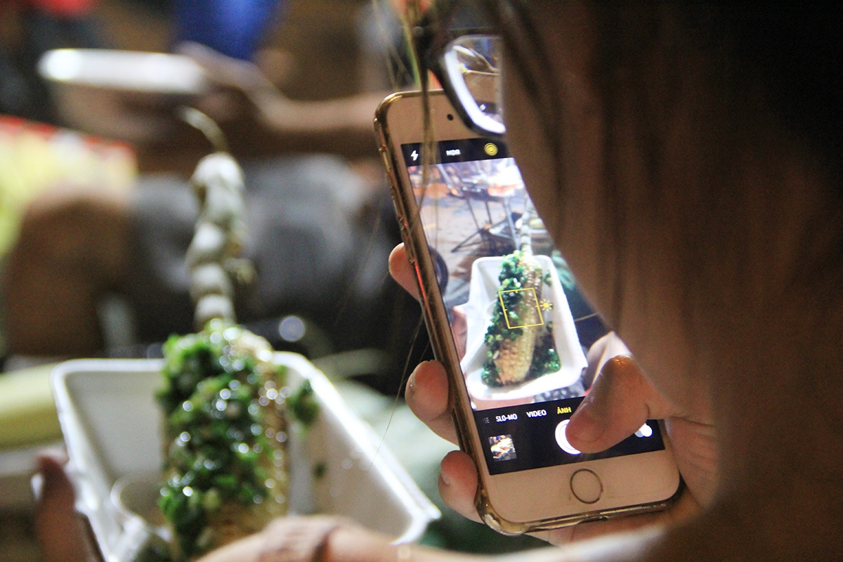 Nguoi Sai Gon 'boc so' cho ca gio de an bap nuong hinh anh