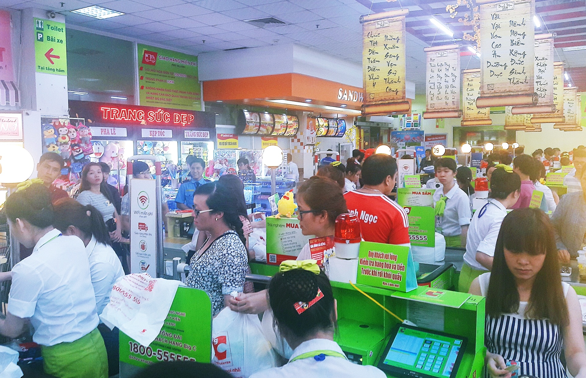 Chợ, siêu thị TP.HCM đông nghịch vào ngày đầu năm ảnh 1 Cho, sieu thi TP.HCM dong nghich vao ngay dau nam anh 1