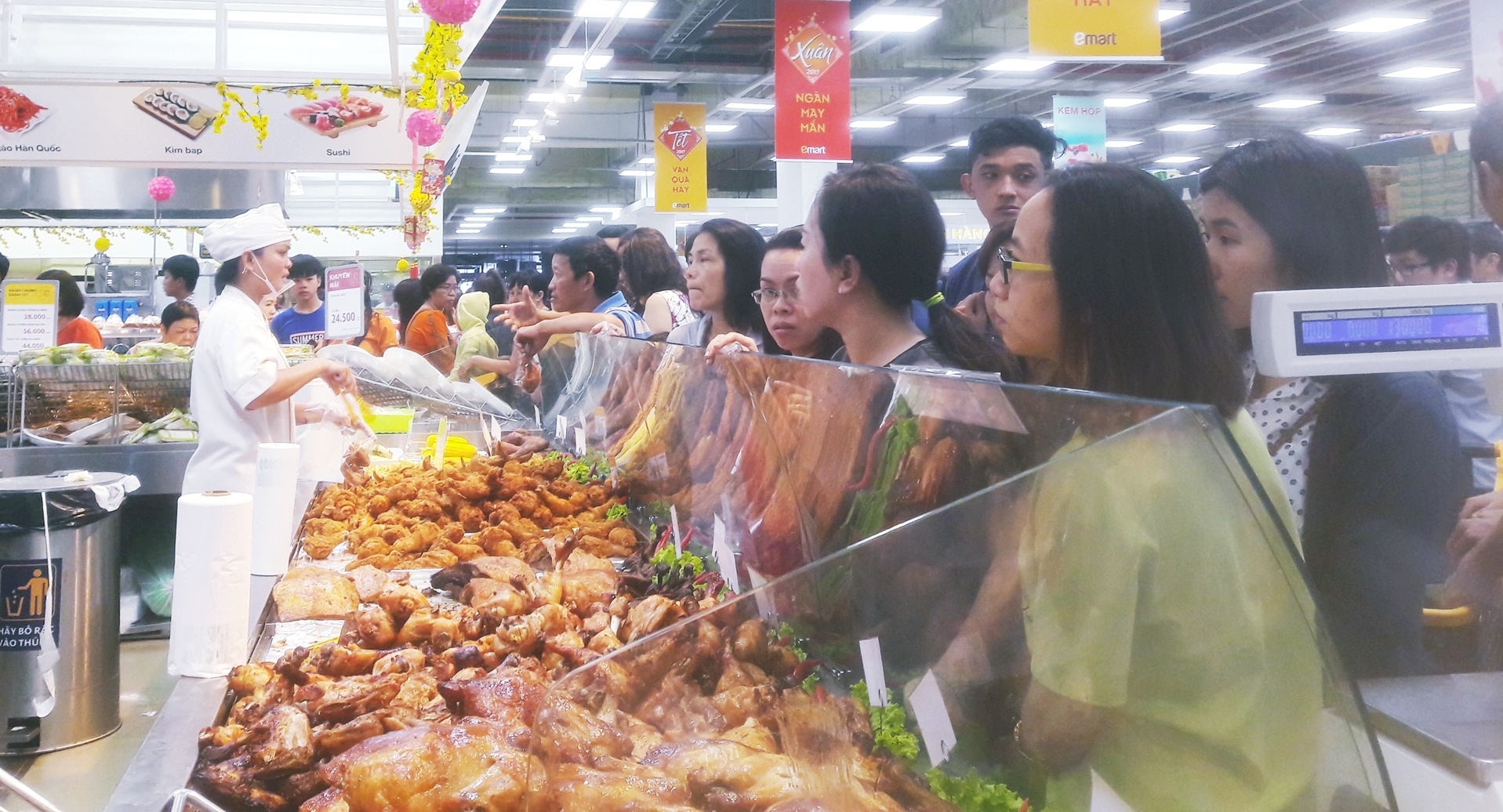 Chợ, siêu thị TP.HCM đông nghịch vào ngày đầu năm ảnh 2 Cho, sieu thi TP.HCM dong nghich vao ngay dau nam anh 2