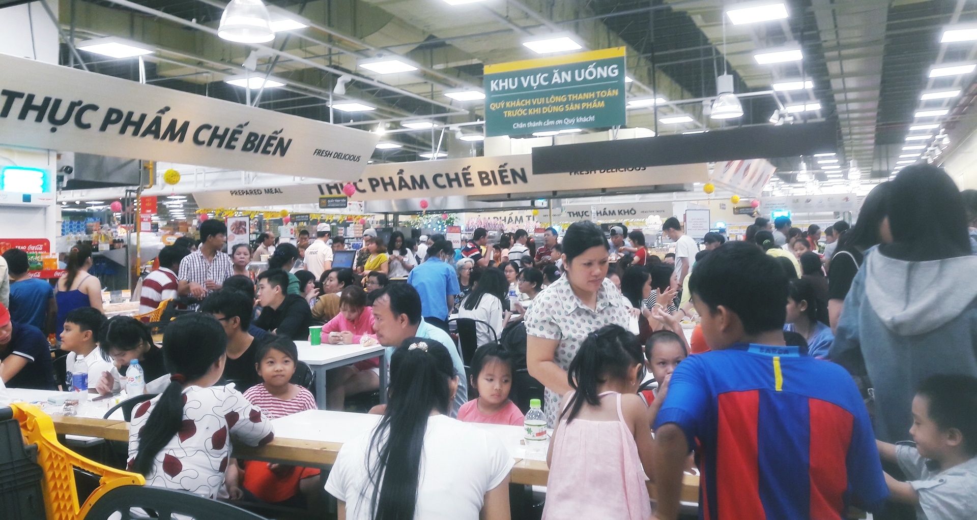 Chợ, siêu thị TP.HCM đông nghịch vào ngày đầu năm ảnh 3 Cho, sieu thi TP.HCM dong nghich vao ngay dau nam anh 3