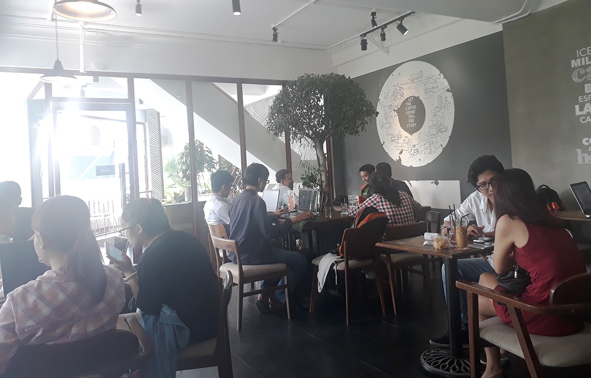 Quan ca phe may lanh o Sai Gon het cho cho khach tron nang hinh anh