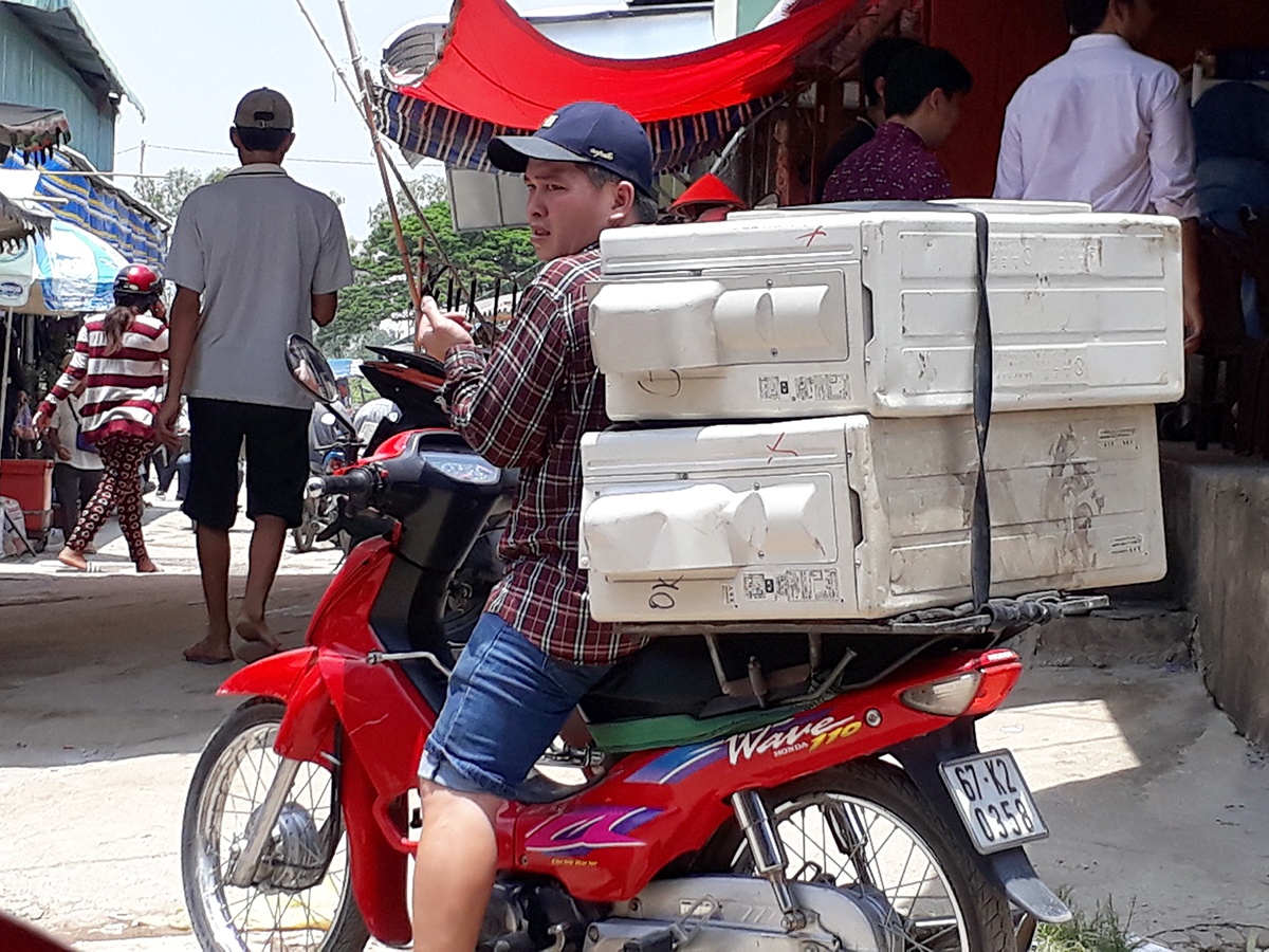 San hang hieu gia re o 'cho diec' vung bien hinh anh