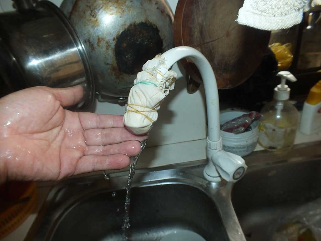 Quen khoa voi nuoc gan mot thang, nhan hoa don 13,7 trieu dong hinh anh