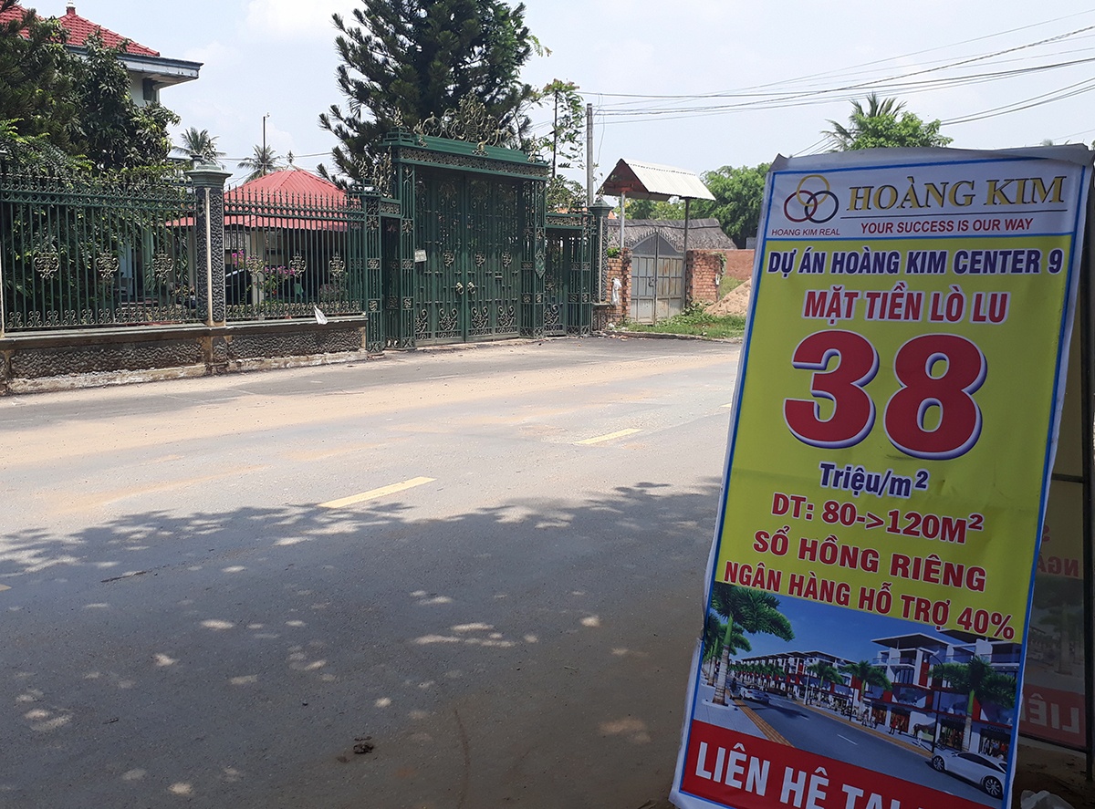 Vao diem nong sot dat quan 9, xem dan mua dat nhu… chon rau hinh anh