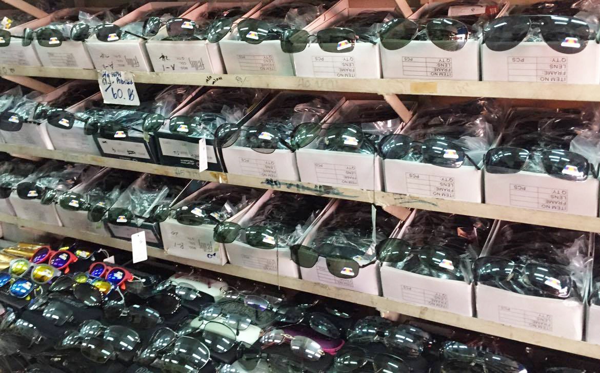 Mat kinh hang si gia 2.000 dong/cai anh 1