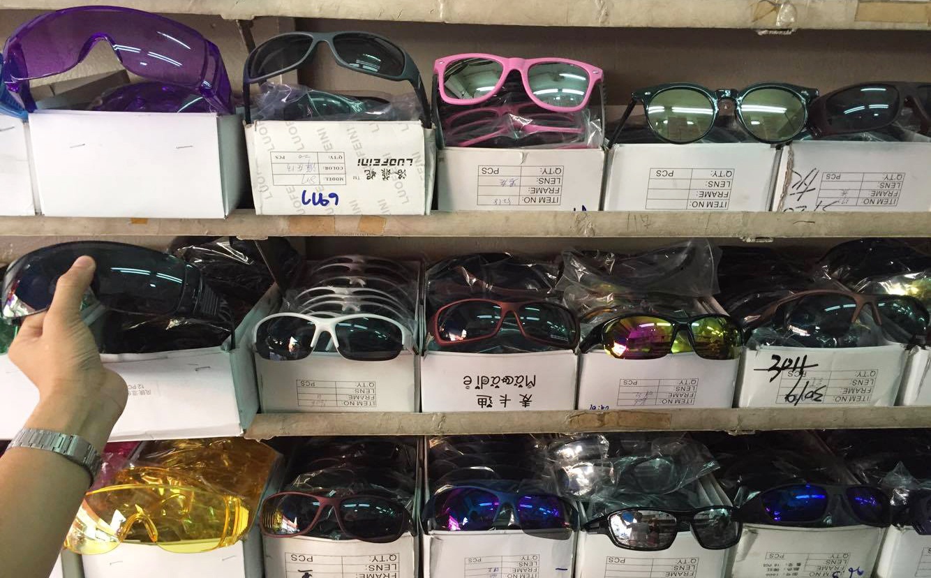 Mat kinh hang si gia 2.000 dong/cai anh 2