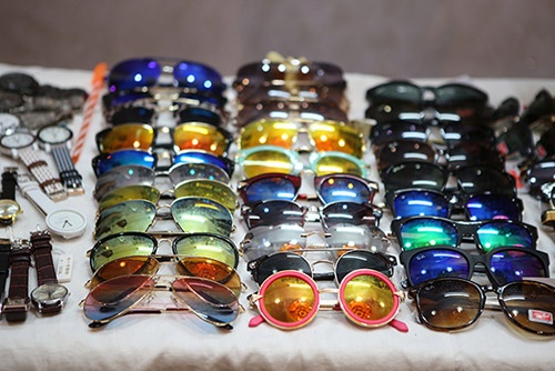 Kinh mat gia re… 'nhu cho' do bo Sai Gon hinh anh