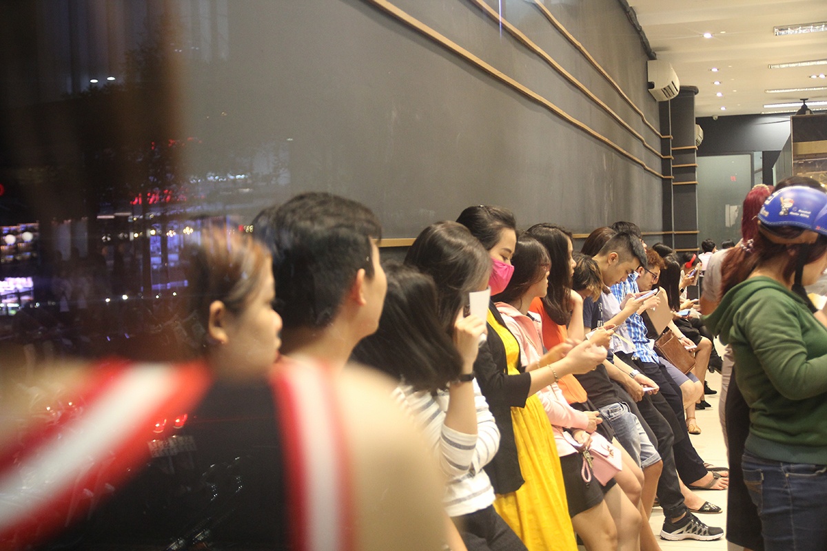 Xep hang dai de cho mua tra sua tai Sai Gon hinh anh