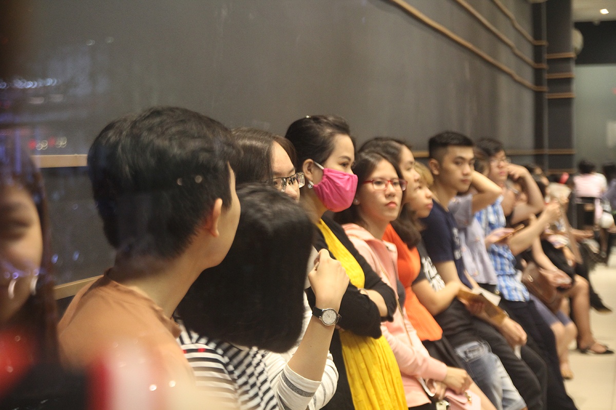 Xep hang dai cho vai chuc phut mua ly tra sua tai Sai Gon hinh anh