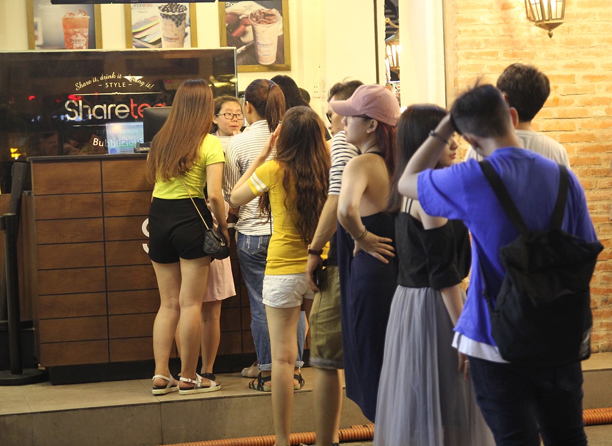 Xep hang dai cho mua tra sua tai Sai Gon anh 2