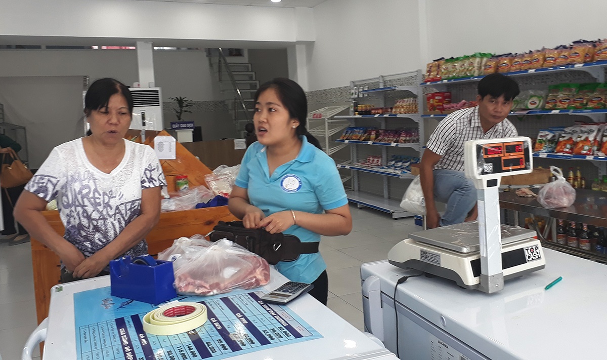 Ngay dau mo ban, nhieu nguoi khong kip mua thit 35.000 dong mot kg hinh anh