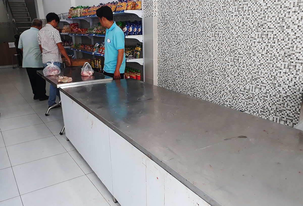 Gian hang trong tron sau 2 gio mo ban thit 35.000 dong mot kg hinh anh