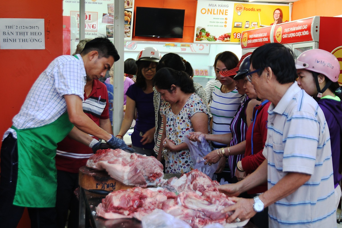 Nhieu diem giai cuu thit heo tren duong No Trang Long anh 1