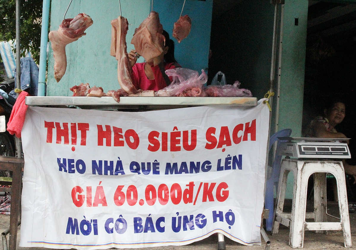 Dan Dong Nai mang thit heo len Sai Gon ban le anh 1