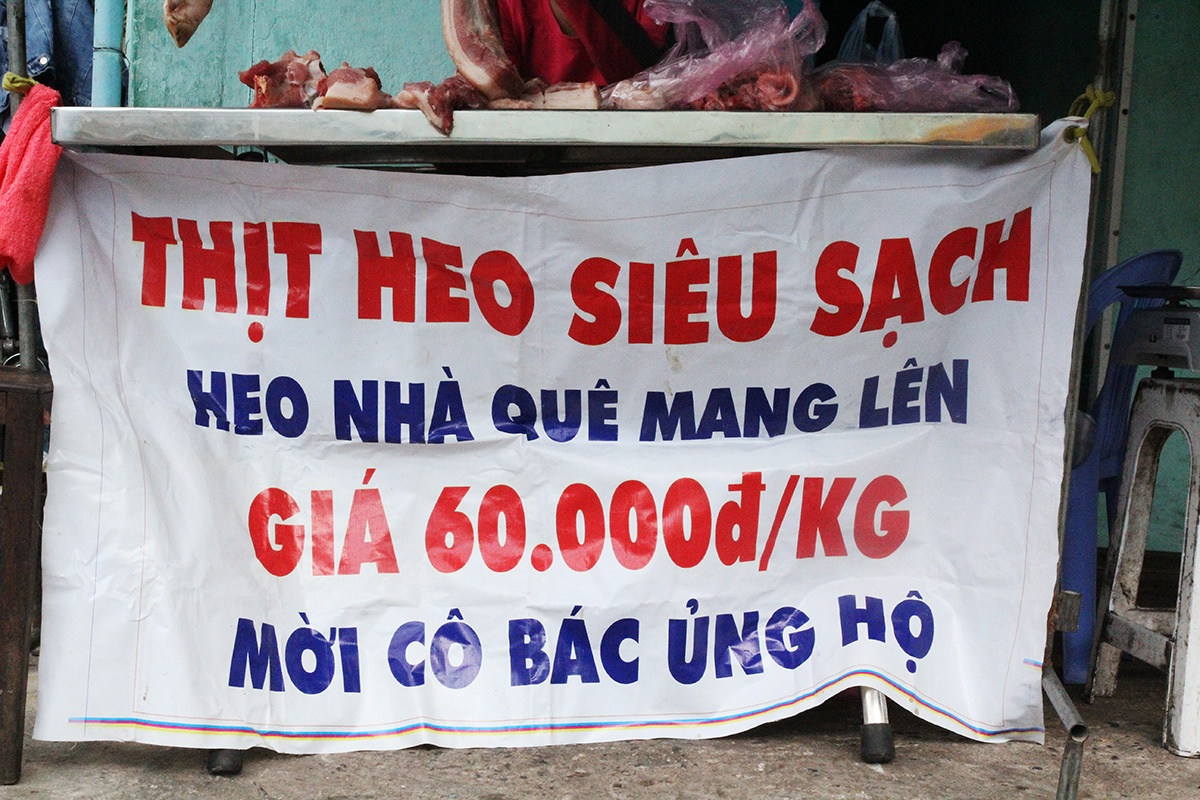 Nguoi nuoi heo Dong Nai trai bat ban thit gia re day duong Sai Gon hinh anh