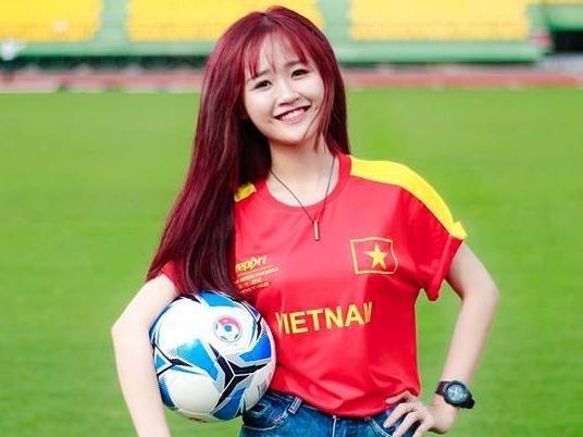 9X giong giong Luong Bich Huu hat ve tuyen bong da Viet Nam hinh anh