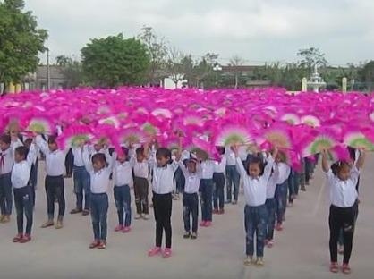 Hon 500 hoc sinh Thai Binh mua cheo tai san truong hinh anh