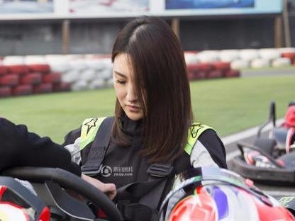 Hot girl dua xe Trung Quoc kiem 2 trieu USD moi nam hinh anh