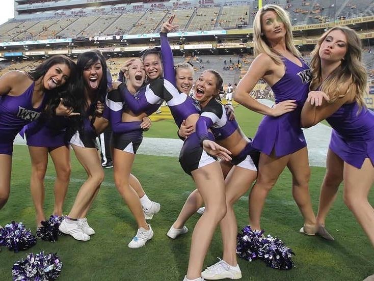 Doi co vu Spirit Squad tap luyen hinh anh