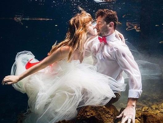 Co dau, chu re chup anh cuoi trong 'ho than tien' hinh anh