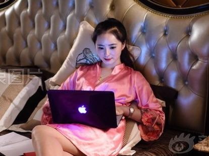 Co gai kiem bon tien voi nghe song thu trong biet thu hinh anh