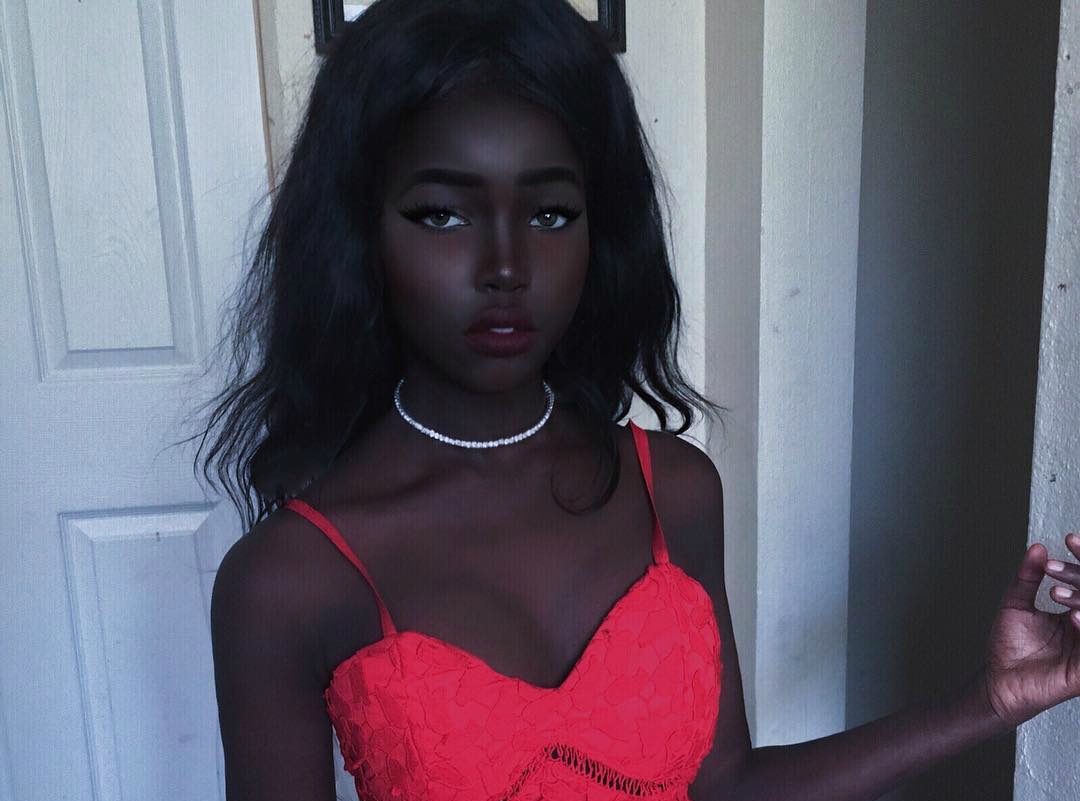 co gai noi tieng voi lan da den anh 1