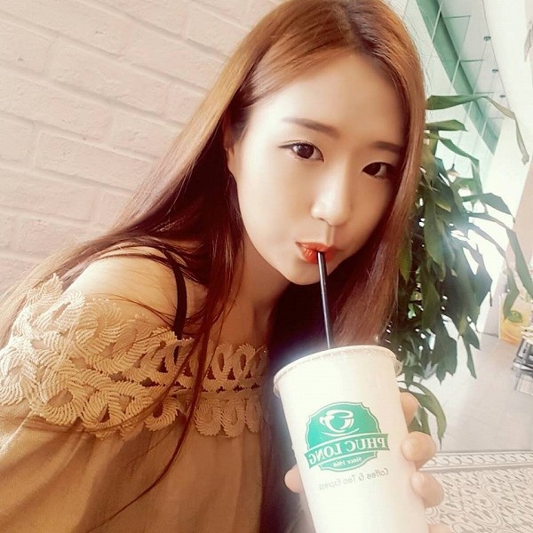 co gai Han hat Phia sau mot co gai anh 2