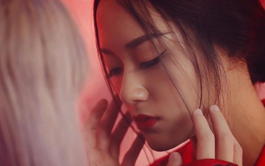 'My nhan' xuat hien trong MV 'Lac Troi' hinh anh