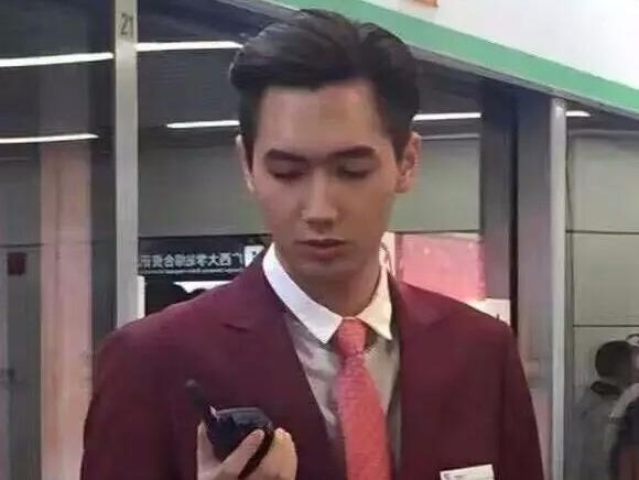 Chang nhan vien ga tau bi chuyen cong tac vi qua dep trai hinh anh