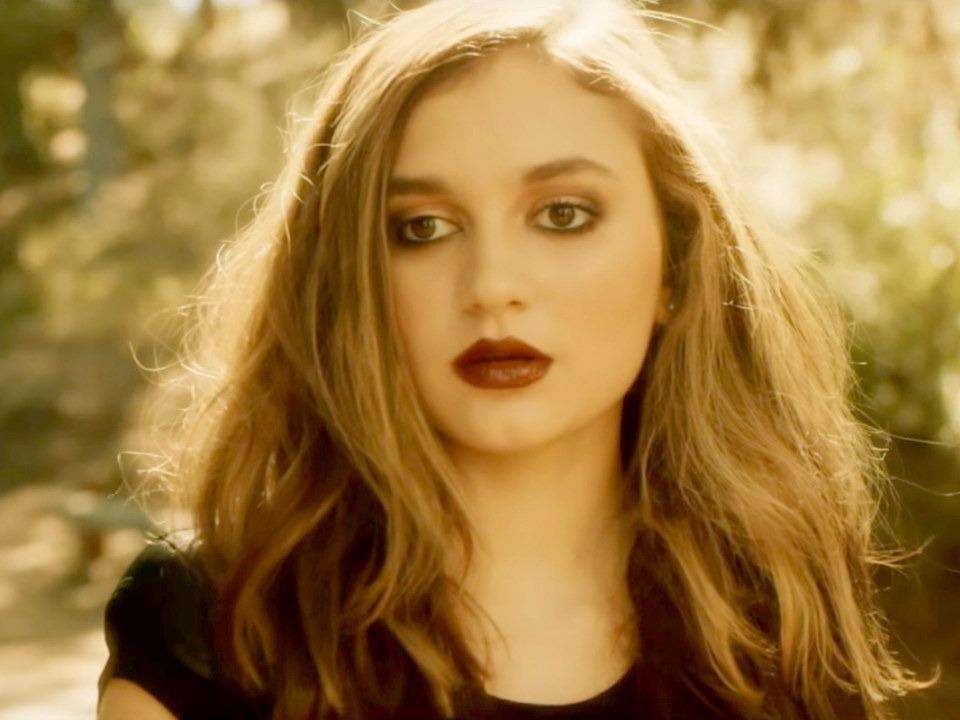 Daya ca tinh trong MV 'Don't let me down' hinh anh