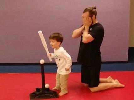 Phan ung de thuong cua 'cau thu nhi' hinh anh