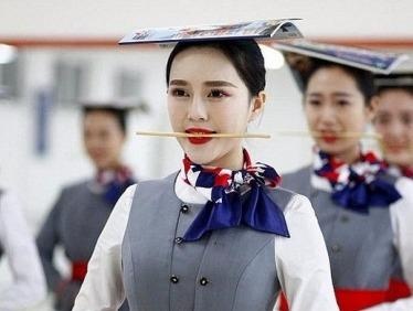 Ben trong lo dao tao tiep vien hang khong Trung Quoc hinh anh