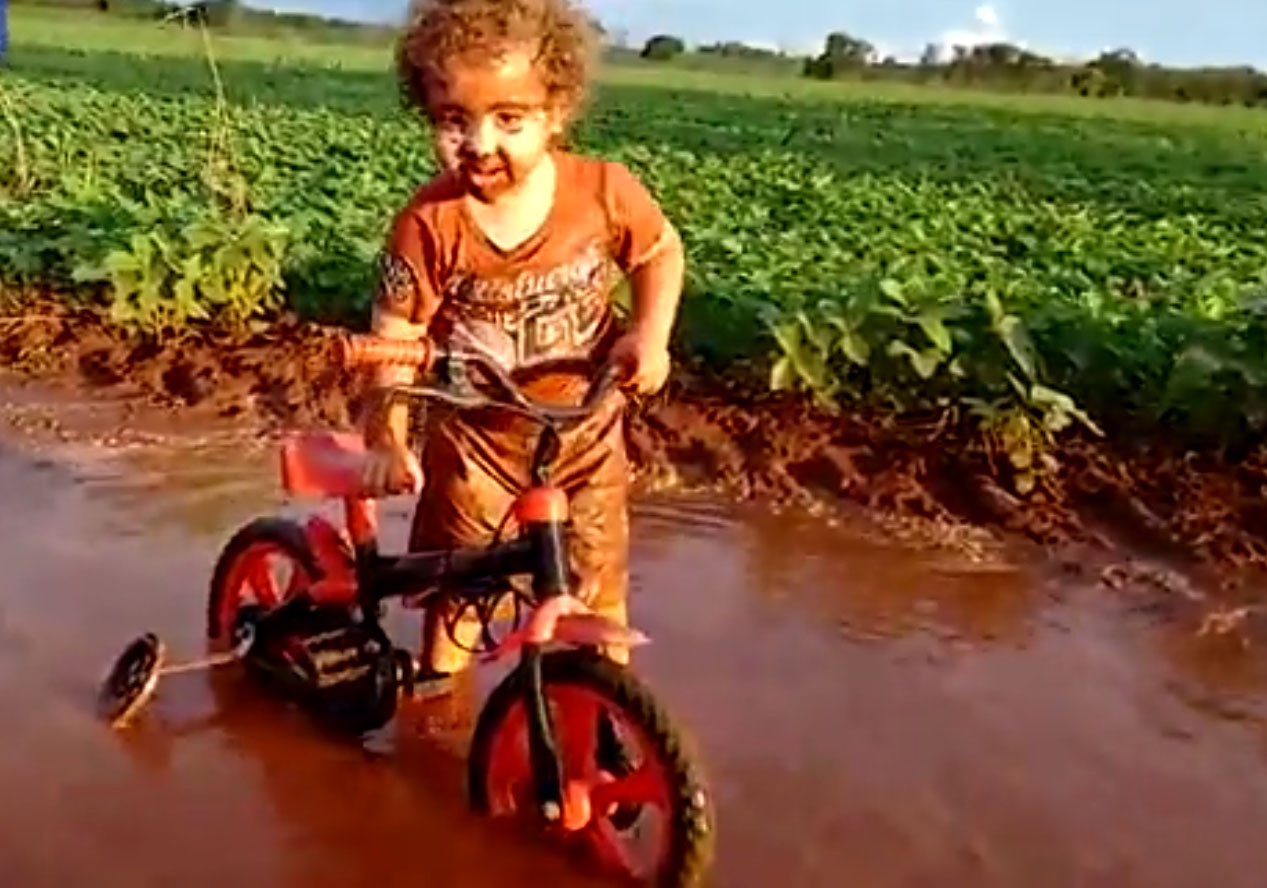 Clip cau be nghich trong vung nuoc khien phu huynh tranh cai hinh anh