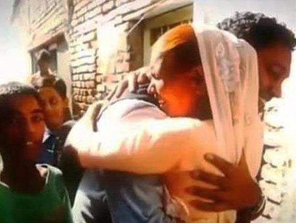 Hanh trinh 25 nam tim gia dinh cua doanh nhan goc An Do hinh anh