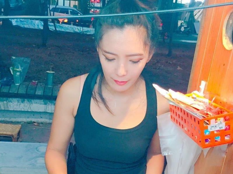Co chu xinh dep khien khach xep hang dai cho mua banh hinh anh