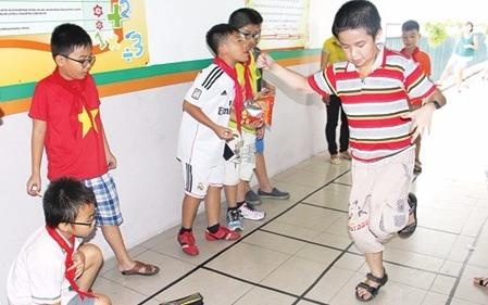 Dua tro choi dan gian vao truong hoc hinh anh